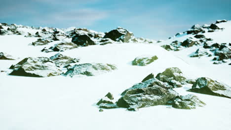 Schneebedeckte-Berge-Und-Dunkle-Felsen